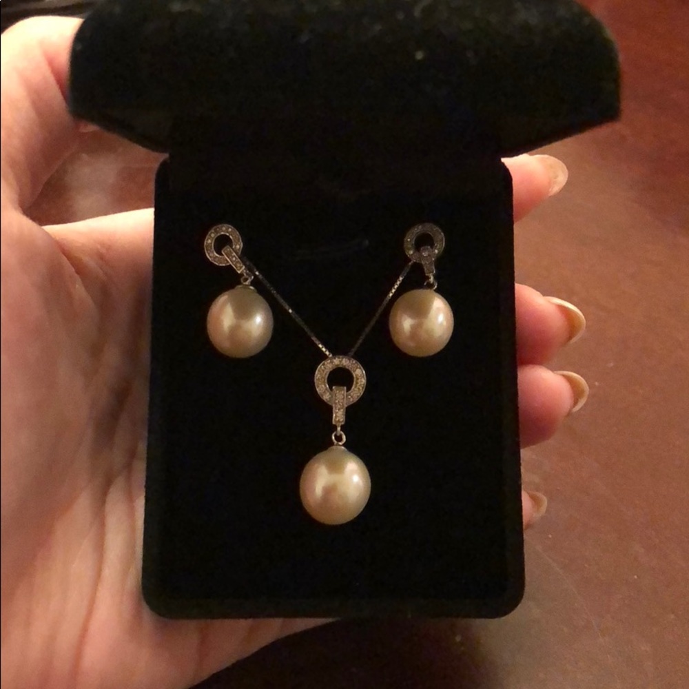 Pearl Earring & Necklace Set - Brand new in case